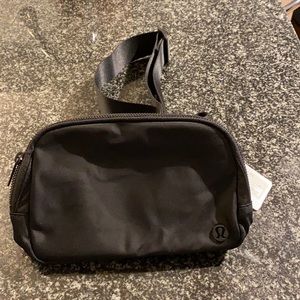 Lululemon everywhere belt bag - black